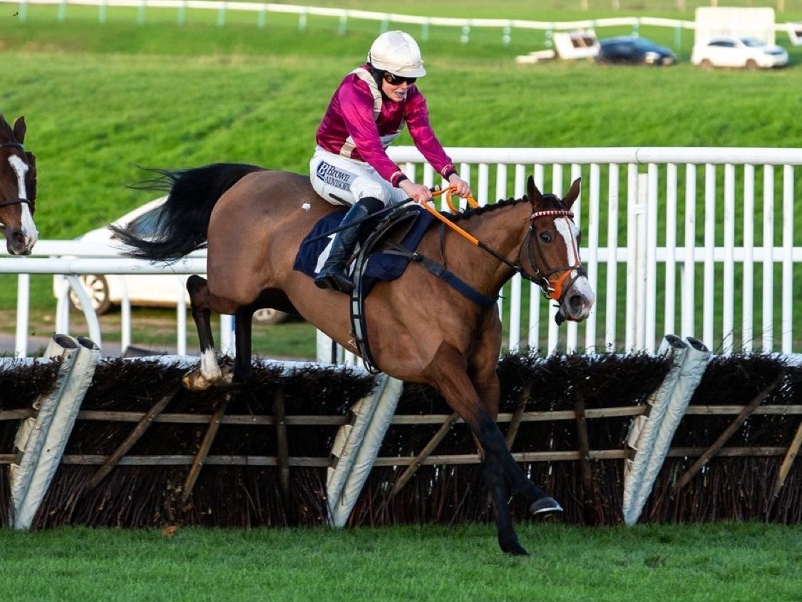 Molto Bene winning at Chepstow
