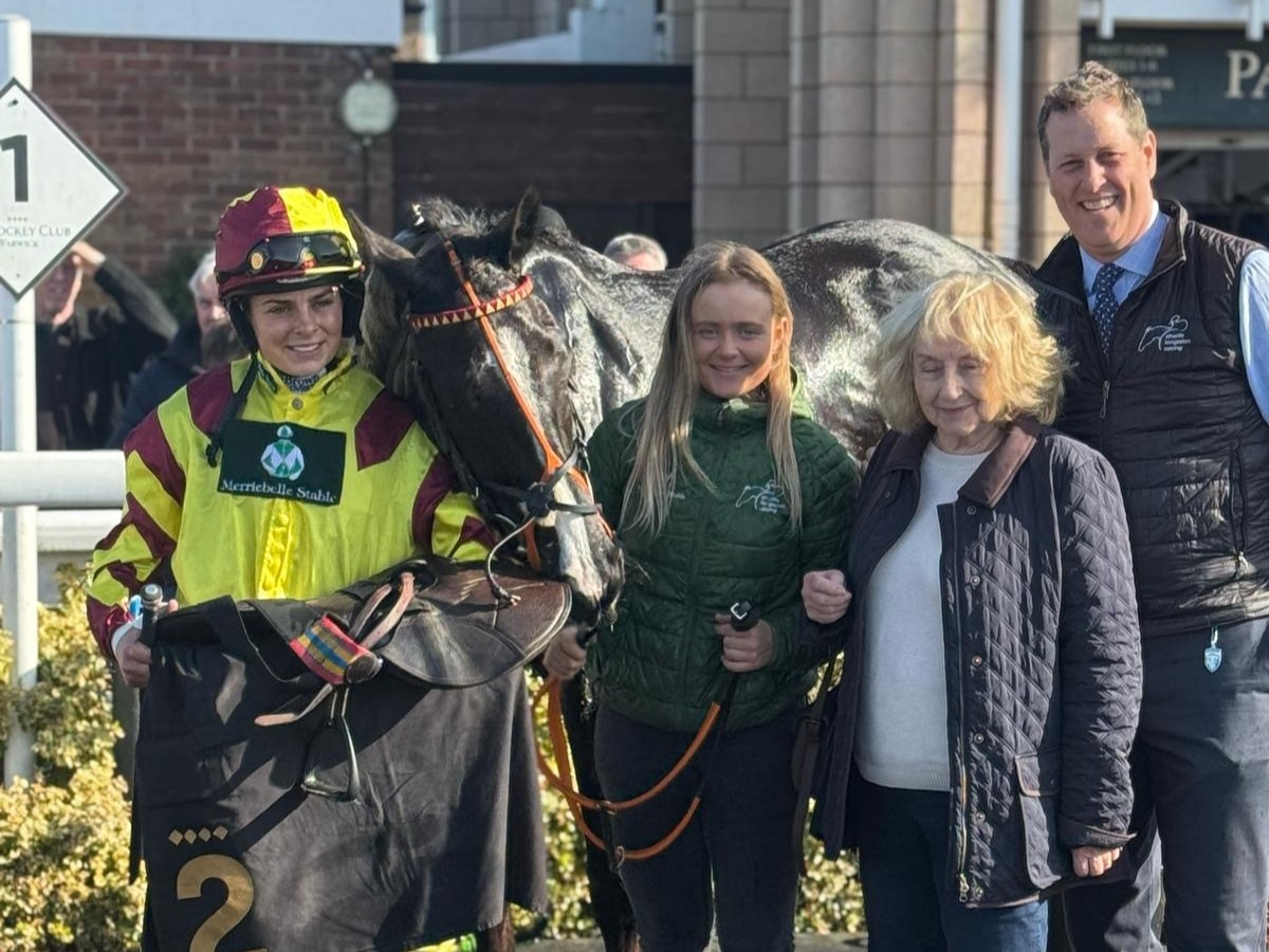 The Dark Edge winning at Warwick