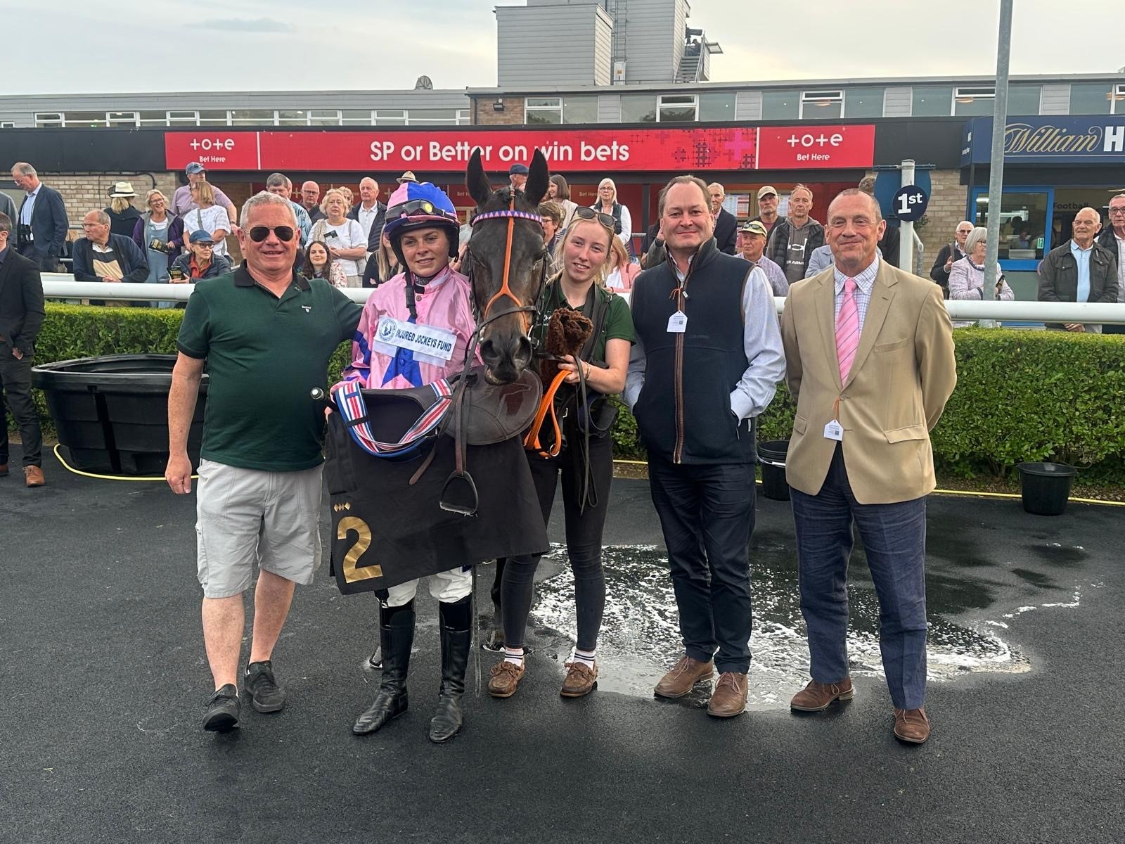 Ikigai Star winning at Huntingdon with some very happy owners!