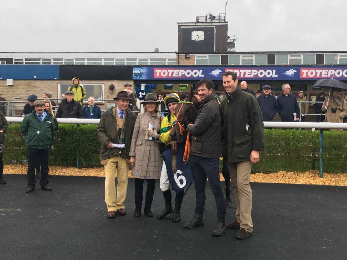 Jet Set and her winning connections at Huntingdon, Charlie Longsdon, Lady Dulverton & Johnny Burke